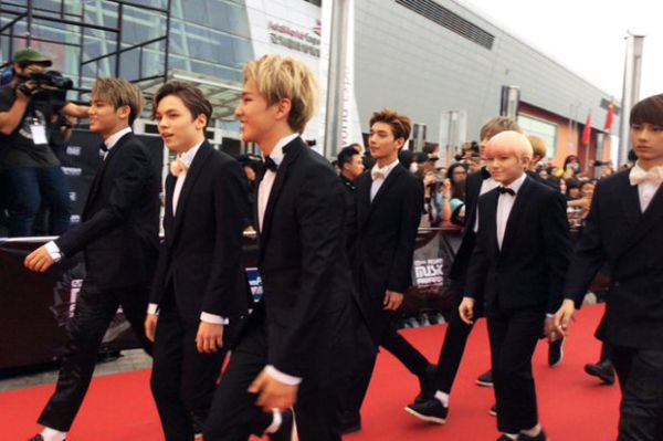 #SEVENTEEN tiba di red carpet MAMA 2015 (twitter)