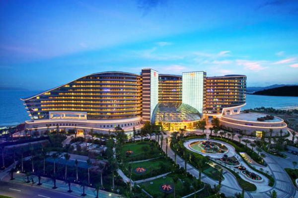 Sheraton Dameisha Resort Shenzhen at night (pinimg.com)