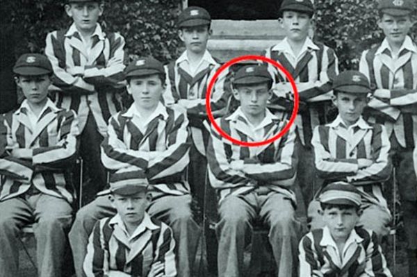 Sir John Blofeld dilingkari merah semasa jadi siswa di Sunningdale Preparatory School (dailymail)