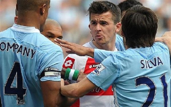 6 Pesepak Bola Paling Brutal di Dunia