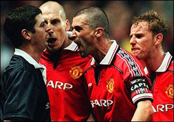 6 Pesepak Bola Paling Brutal di Dunia