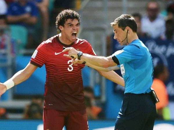 6 Pesepak Bola Paling Brutal di Dunia