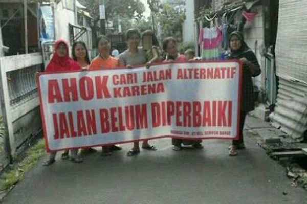 Protes Jalan Rusak, Ahok dan Tronton Dilarang Masuk