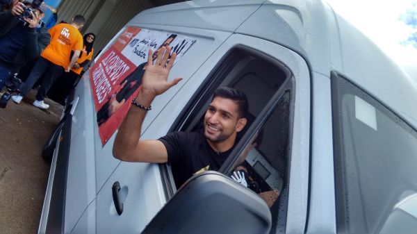 Tangis Amir Khan di Tengah Para Pengungsi