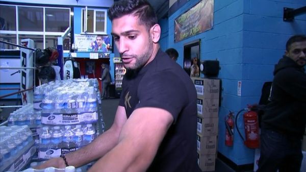 Tangis Amir Khan di Tengah Para Pengungsi