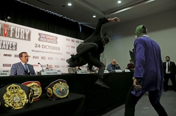 Jadi Batman, Tyson Ancam Robohkan Klitschko