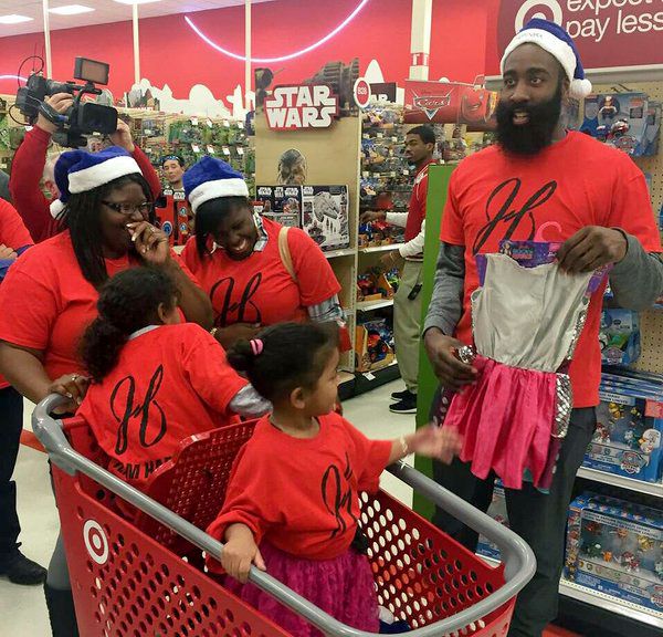 Sayang Ibu, James Harden Traktir Puluhan Janda dan Anak-anak