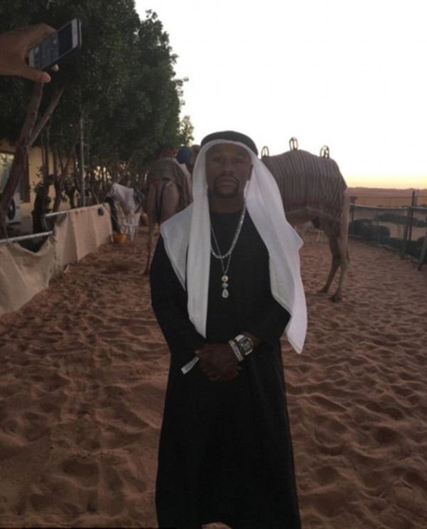 Mayweather Plesiran Naik Unta di Tanah Arab