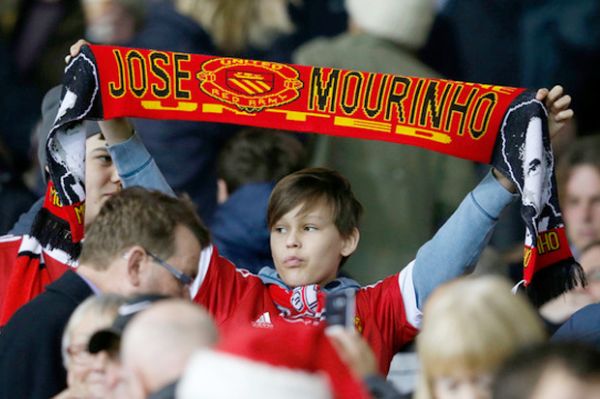 Jumpa Chelsea, Pendukung MU Bentangkan Syal Bergambar Wajah Mourinho