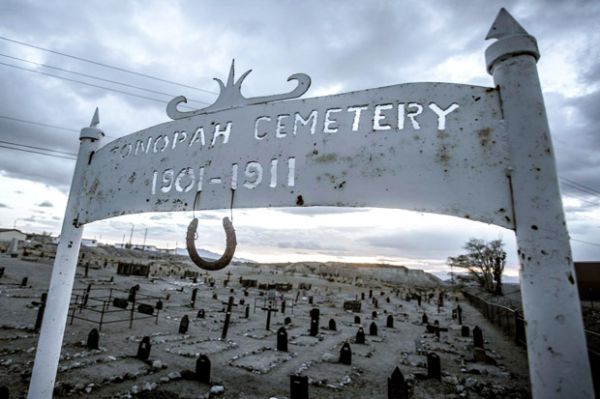 Tonopah Cemetery clown motel (ghostadventurescrew.com)