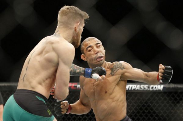 Dalam 13 Detik, Conor McGregor Sabet Gelar Kelas Bulu UFC 194