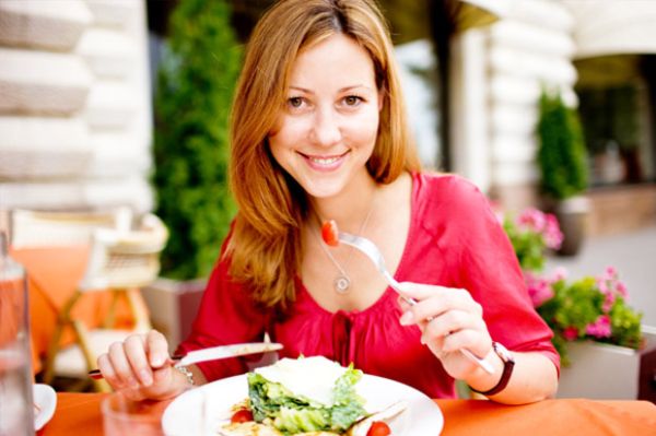 wanita makan