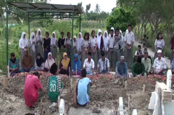 Ibu dan Dua Anak Korban Hercules Dimakamkan Satu Liang