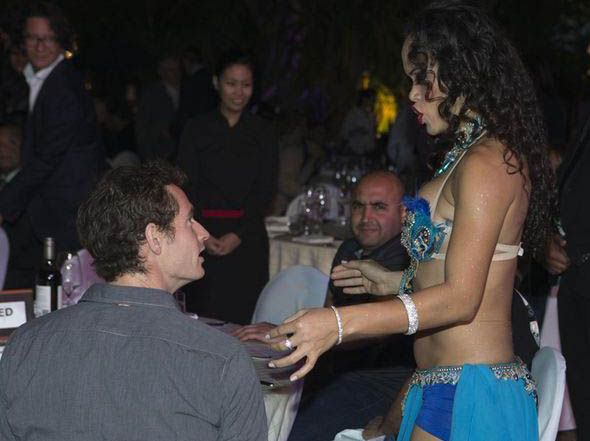 HEBOH: Di Dubai Andy Murray Pelototi Tari Perut
