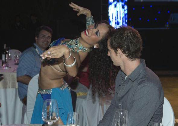 HEBOH: Di Dubai Andy Murray Pelototi Tari Perut