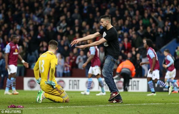 Kapten Aston Villa Jadi Korban Kebringasan Suporter