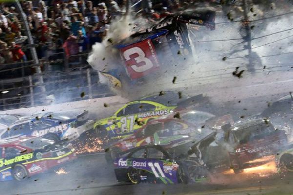 Mukjizat! Pembalap Nascar Ini Selamat dari Kecelakaan Super Maut