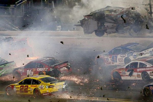 Mukjizat! Pembalap Nascar Ini Selamat dari Kecelakaan Super Maut