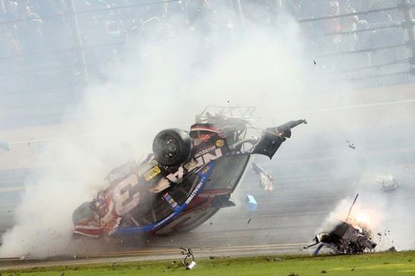 Mukjizat! Pembalap Nascar Ini Selamat dari Kecelakaan Super Maut