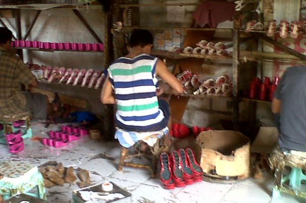 Home Industri Sendal Sepatu Ikuti Tren yang Berkembang 