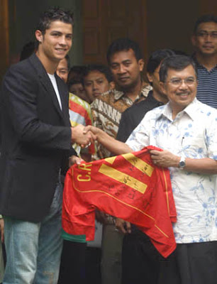 Tak Seperti Ronaldo, Messi Tak Punya Sopan Santun