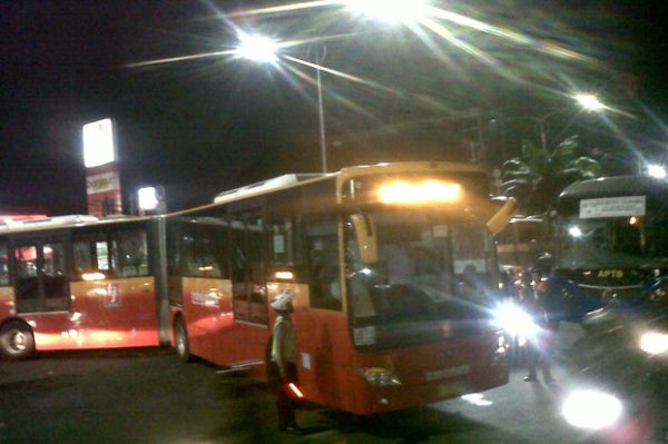 5 Insiden Bus Transjakarta yang Memalukan