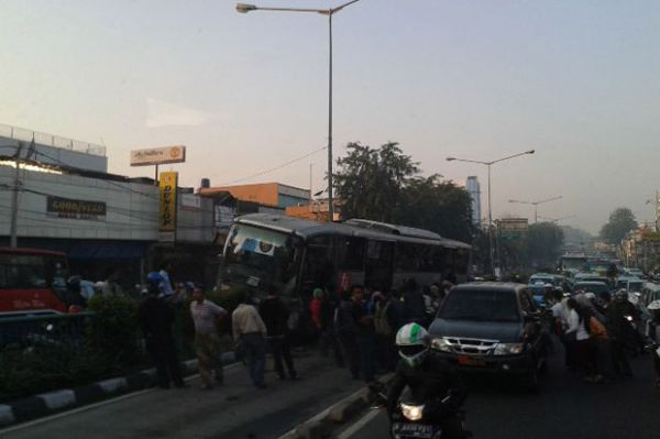 5 Insiden Bus Transjakarta yang Memalukan