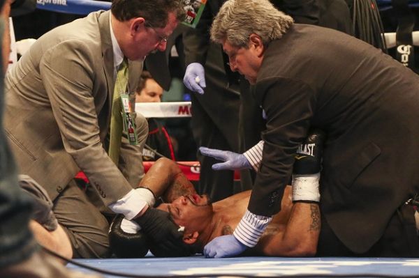Cuma 3 Ronde, Canelo Samai rekor Pukulan Mayweather Jr