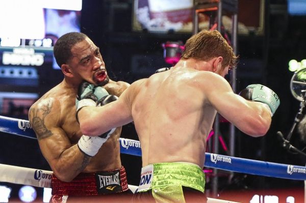 Cuma 3 Ronde, Canelo Samai rekor Pukulan Mayweather Jr