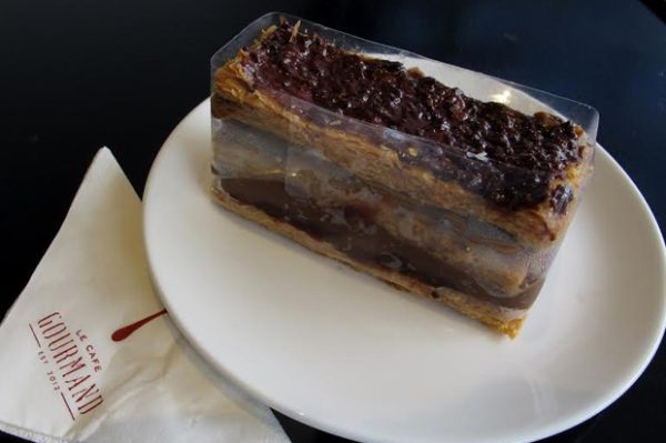 Aneka Kudapan Warna-warni Khas Le Cafe Gourmand
