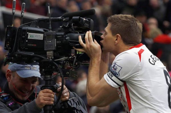 Inilah Momen Gerrard Cium Kamera 