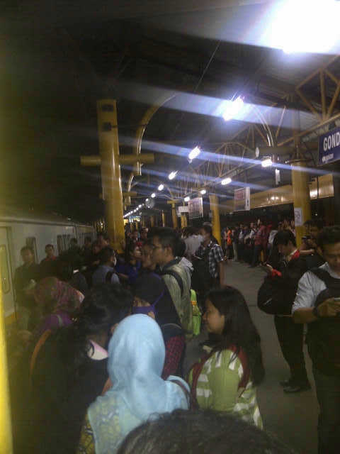 Commuterline Arah Selatan Terhambat, Penumpang Menumpuk
