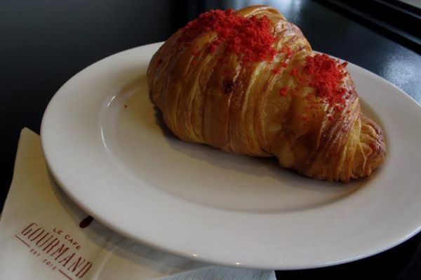 Aneka Kudapan Warna-warni Khas Le Cafe Gourmand