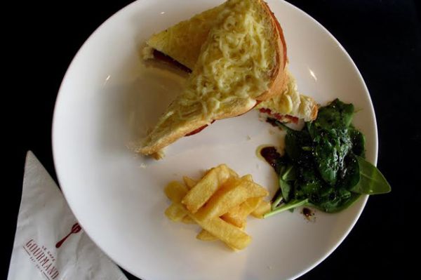 Aneka Kudapan Warna-warni Khas Le Cafe Gourmand