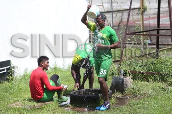 Mantan Pemain Manchester United Ini Tertangkap Mandi di Sumur