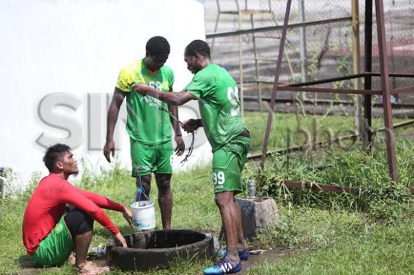 Mantan Pemain Manchester United Ini Tertangkap Mandi di Sumur