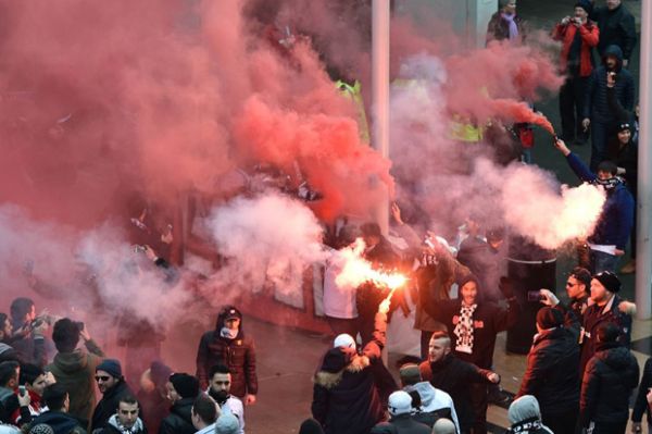 Fans Sempat Hentikan Laga Liverpool-Besiktas