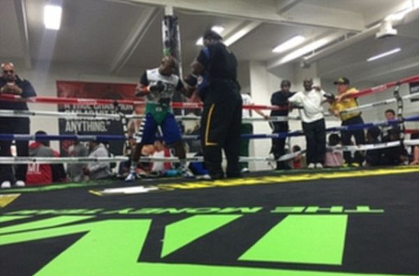 Mayweather Pamer Latihan Perdana di Medsos