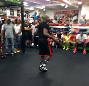 Lawan Belum Dapat, Mayweather Jr Pamer Kekuatan