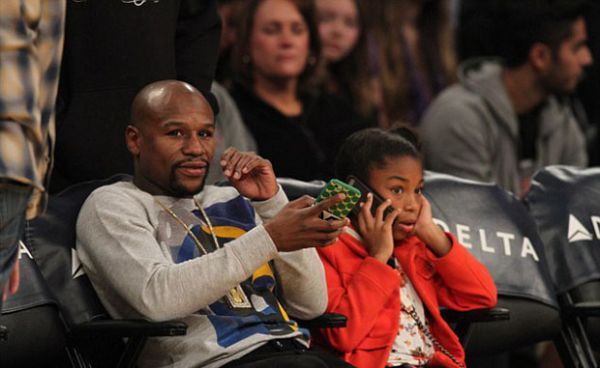 Dikejar-Kejar, Mayweather Jr Malah Asyik Nonton Basket