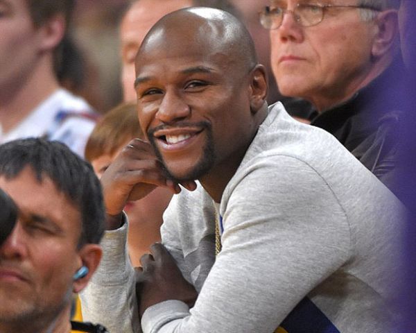 Dikejar-Kejar, Mayweather Jr Malah Asyik Nonton Basket