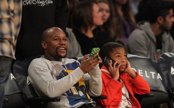 Dikejar-Kejar, Mayweather Jr Malah Asyik Nonton Basket