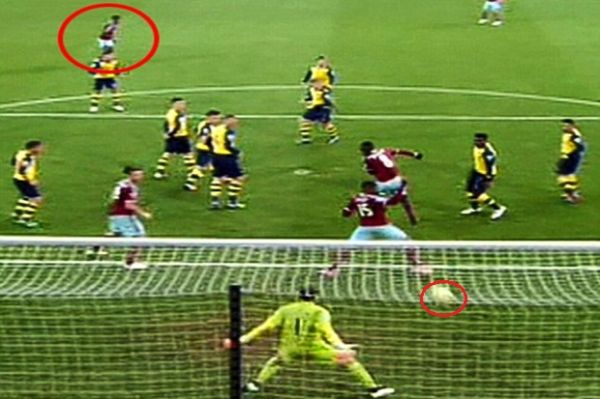 Gol Alex Song Harusnya Tidak Dianulir