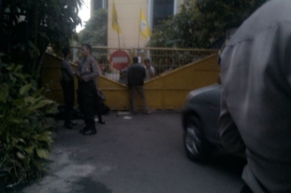 Kubu Agung Laksono klaim kantor DPP Golkar mendapat serangan dari sekelompok orang.