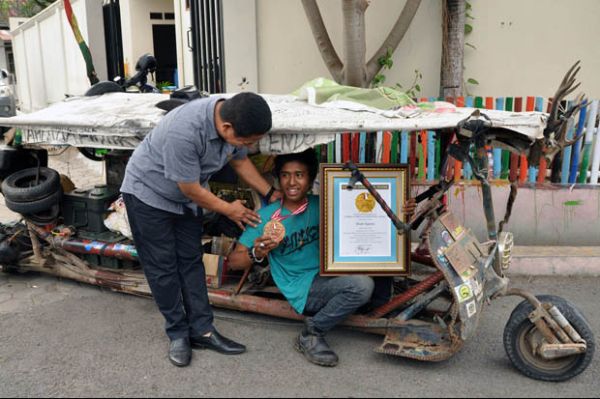 Ilham Saputra, Keliling Indonesia dengan Vespa Bekas