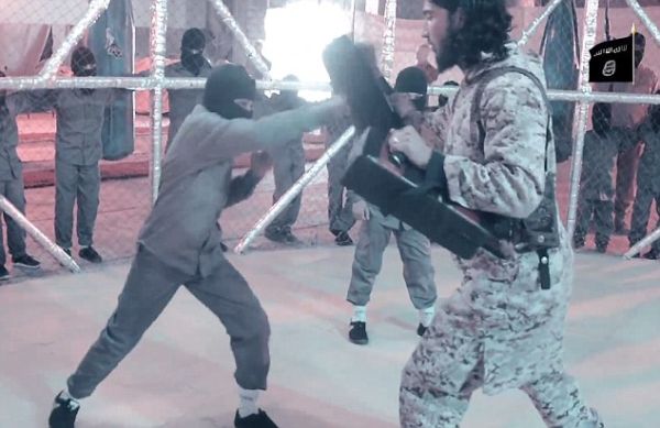 Latih Anggota Baru, ISIS Buat Arena Pertarungan ala UFC