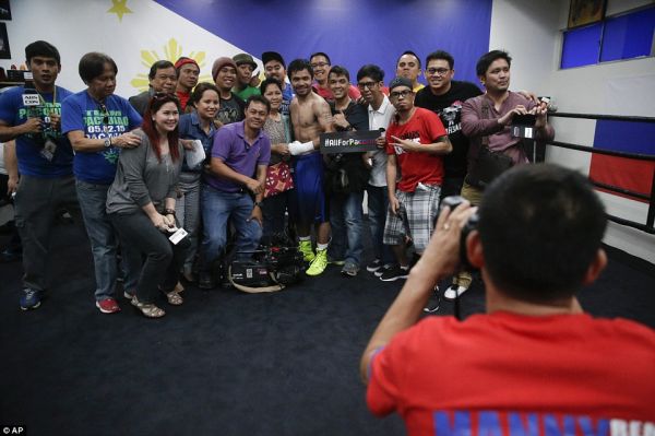 Ratusan Kendaraan Kawal Pacquiao Menuju Las Vegas 