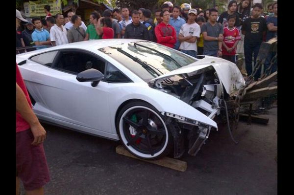 Lamborghini Tabrak Motor di Kelapa Gading