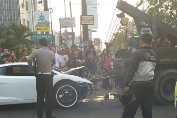 Lamborghini Tabrak Motor di Kelapa Gading