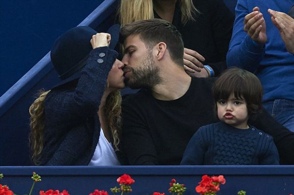 Pique dan Shakira Ciuman, Milan Kecolongan